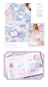 Detalle de etiquetas de papel vintage aplicadas en una agenda con suaves tonos pasteles