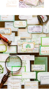 Primer plano de pegatinas decorativas vintage con caligrafía antigua y temas botánicos