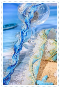 Detalle de cinta PET con ondas azules, lámina dorada y decoración de playa de verano