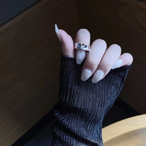 Polished S925 sterling silver ring featuring a modern wavy scale pattern design