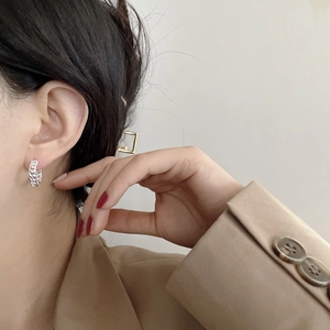 Minimalist S925 sterling silver hoop earrings with vintage curb chain texture for women