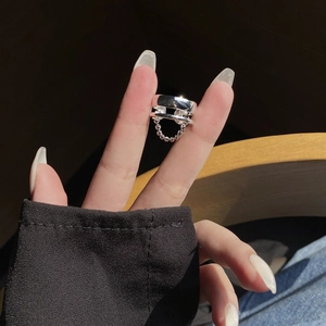 Minimalistischer S925 Sterlingsilber Ring mehrlagig mit hängender Perlenkette Detail
