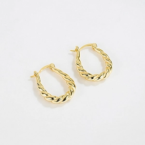 Boucles d'oreilles créoles torsadées en argent S925 doré avec finition polie brillante