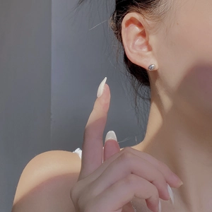 Puce d'oreille haricot en argent massif S925 sur mannequin avec finition poli miroir