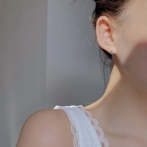 Boucles d'oreilles puces haricot en argent massif S925 poli portées par un mannequin
