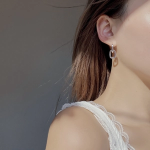 Minimalist S925 sterling silver interlocking double hoop earrings on female model