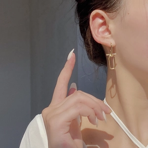 Elegant 925 sterling silver gold-plated geometric link earrings worn by a model