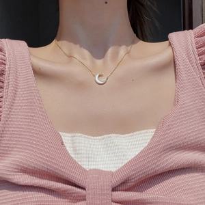 Dettaglio della collana a mezzaluna in argento S925 con madreperla bianca e zirconi lucidi