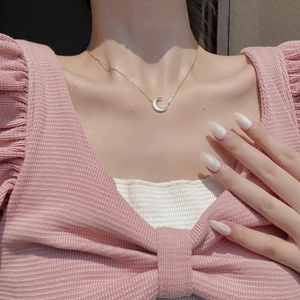 Collana luna in argento S925 dorato con madreperla e cristalli lucenti su una modella