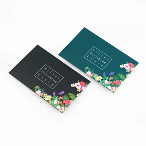 Confezione di panno per lucidare argento verde e nero con motivi floreali su fondo bianco
