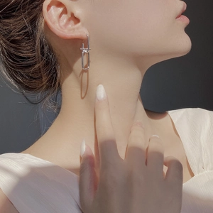 Minimalist 925 sterling silver geometric link earrings with sleek metallic finish