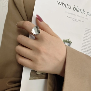 Minimalist S925 sterling silver heart-shaped ring with polished mirror finish on model hand