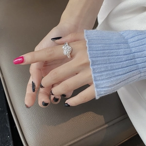 Détail d'une bague en argent 925 avec texture irrégulière en métal liquide au doigt