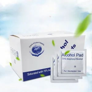 Dettaglio macro dei tamponi disinfettanti con alcol isopropilico al 70% per la pulizia