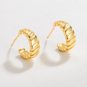 Boucles d'oreilles créoles C en argent S925 doré avec texture spirale style croissant