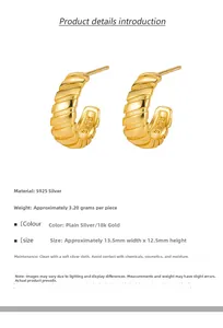 Détail des boucles d'oreilles croissant en argent S925 doré 18 carats avec texture nervurée