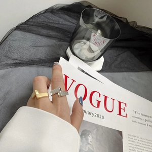 Minimalist interlocking L-shaped geometric rings in polished gold and silver finish