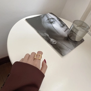 Minimalistischer geometrischer quadratischer Goldring an der Hand im modernen Stil