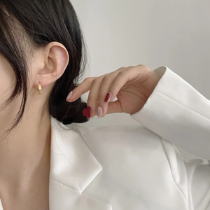 Créoles dorées torsadées pour femmes avec design en spirale élégant sur mannequin