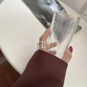 Nahaufnahme eines minimalistischen quadratischen geometrischen Rings aus Sterlingsilber