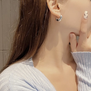 S925 sterling silver geometric bean C-shape hoop earrings on female model