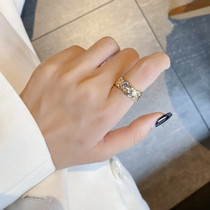 Bague dorée texturée irrégulière avec cristal blanc vue de dessus avec style élégant