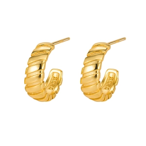 Boucles d'oreilles créoles dorées en argent S925 avec design texturé torsadé
