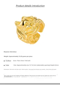 Dettaglio dell'anello in argento S925 con trama a lava irregolare e finitura oro 18k