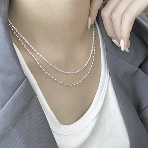 Detail der zweilagigen S925 Sterlingsilber Kette mit Glanzeffekt am Modellhals