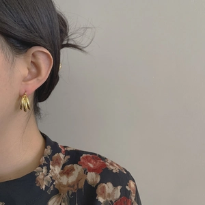 Gros plan détaillé des boucles d'oreilles créoles triple couche en argent S925 doré