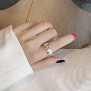Bague irrégulière en argent S925 avec texture froissée et finition vintage chic