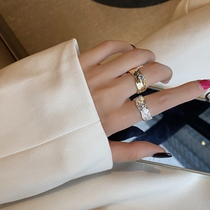 Détail d'une bague en argent s925 texturée irrégulière avec un zircon rond brillant