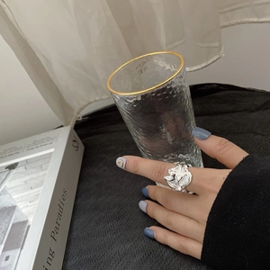 Anello aperto artistico in argento 925 con texture lavica irregolare sulla mano
