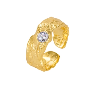 Bague en argent S925 doré avec texture martelée et zircon étincelant au centre
