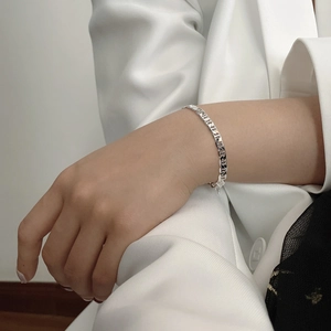 Close-up of 925 sterling silver pig nose anchor link bracelet on a woman's wrist