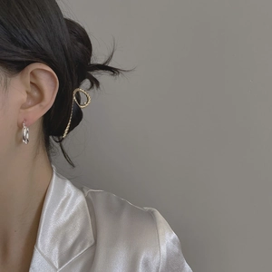 Minimalist S925 sterling silver hoop earrings and golden textured hair clip on a model