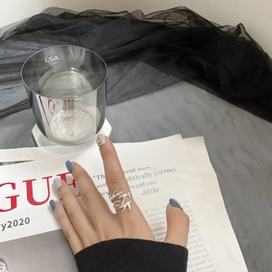 Détail de la bague ajustable en argent S925 avec design de branche de cerf