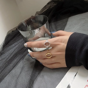 Details von minimalistischen 925er Silberringen in Gold und Silber, oval geformt