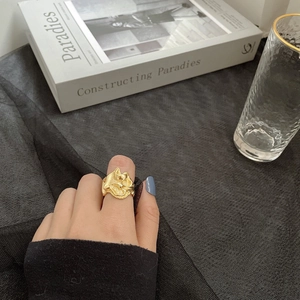Anello d'oro stile francese con design a lava irregolare e trama organica per donna