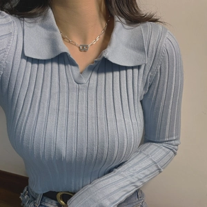 Minimalistische S925 Sterling Silber Kette mit B-Anhänger auf hellblauem Strick-Polo