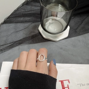 Nahaufnahme eines minimalistischen hohlen ovalen Rings aus S925 Silber an der Hand