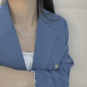 Détail d'un ensemble collier trombone et bracelet assorti en argent S925 sur un mannequin