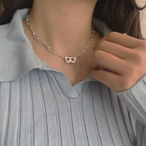 Nahaufnahme der S925 Sterling Silberkette mit B-Buchstaben-Anhänger an einem Model