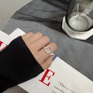 Minimalistischer 925 Sterling Silber Hohlring in ovalem Design an weiblichem Finger