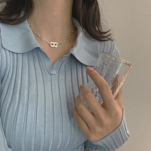 Detail einer S925 Silber Gliederkette mit strukturiertem B-Anhänger an einem Modell