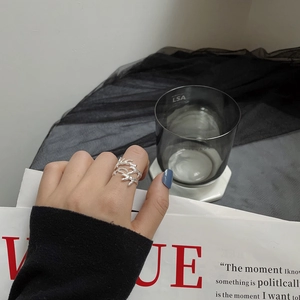 Détail d'une bague en argent S925 avec un design minimaliste de branche et de corail