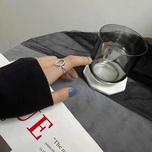 Nahaufnahme eines minimalistischen 925er Sterling Silber Mehrschichtrings am Zeigefinger