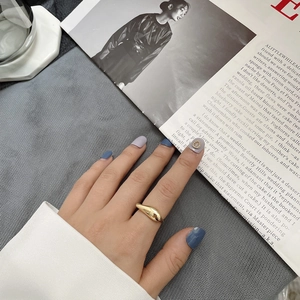 Bague goutte d'eau irrégulière en argent 925 doré poli portée par un mannequin
