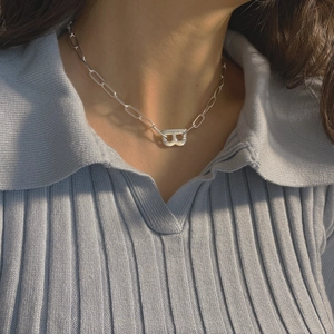 Nahaufnahme der S925 Sterling Silber Halskette mit B-Buchstabenanhänger und Gliederkette