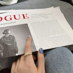 Bague organique en argent S925 avec finition dorée polie posée sur un magazine de mode